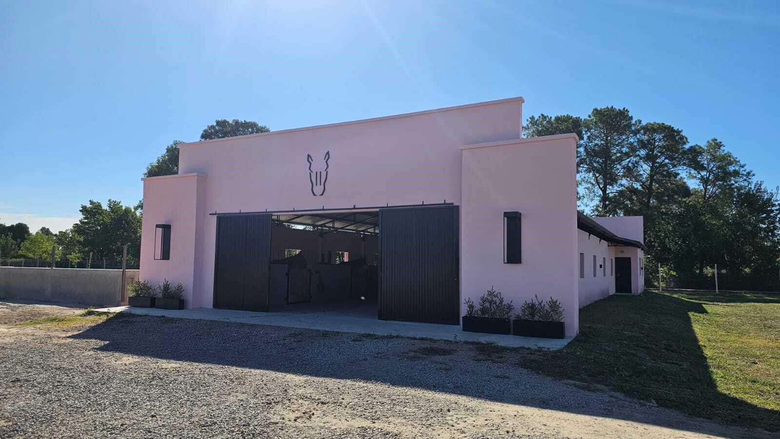 Campo ecuestre con instalaciones de polo en Open Door 16