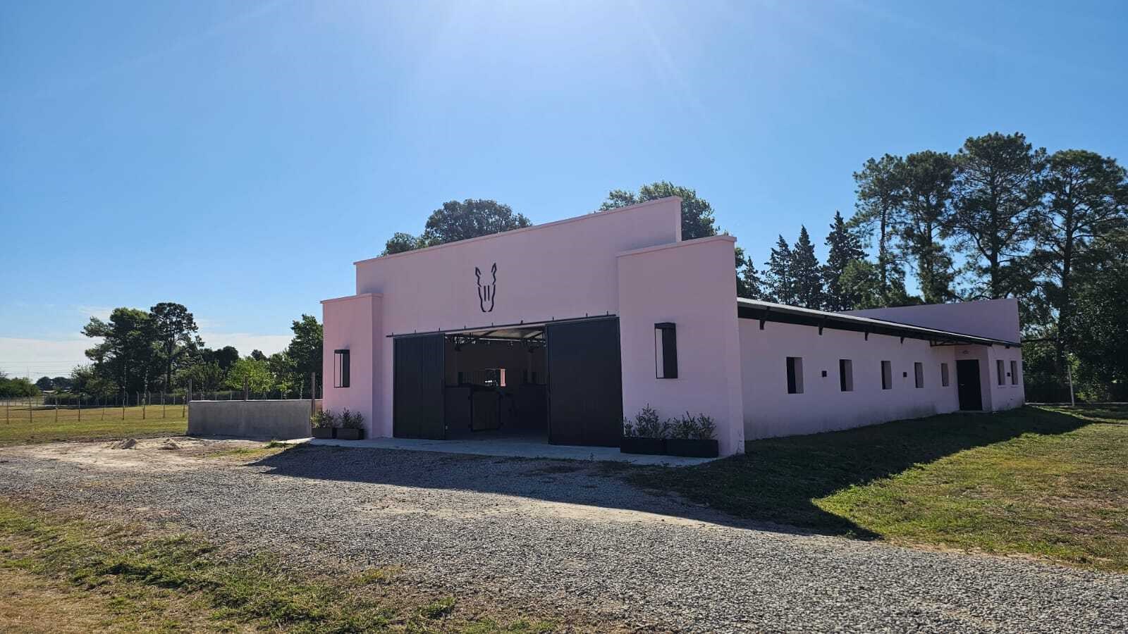 Campo ecuestre con instalaciones de polo en Open Door 21
