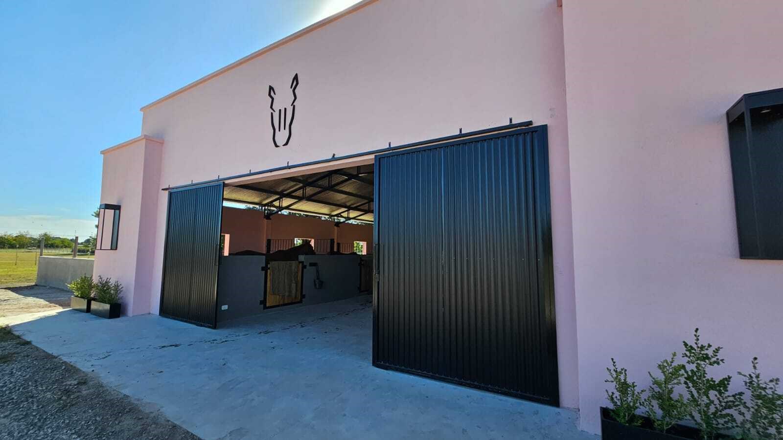 Campo ecuestre con instalaciones de polo en Open Door 33