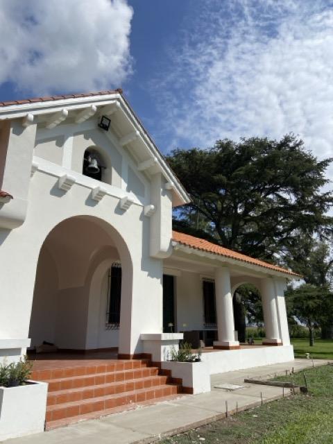 Detalle de fachada con arco y campana 3