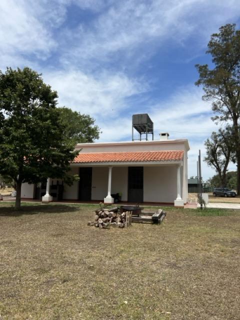 Lateral de la casa con tanque de agua 4