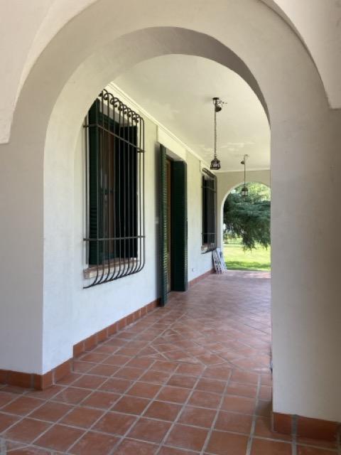 Galería interior con piso de mosaico 10