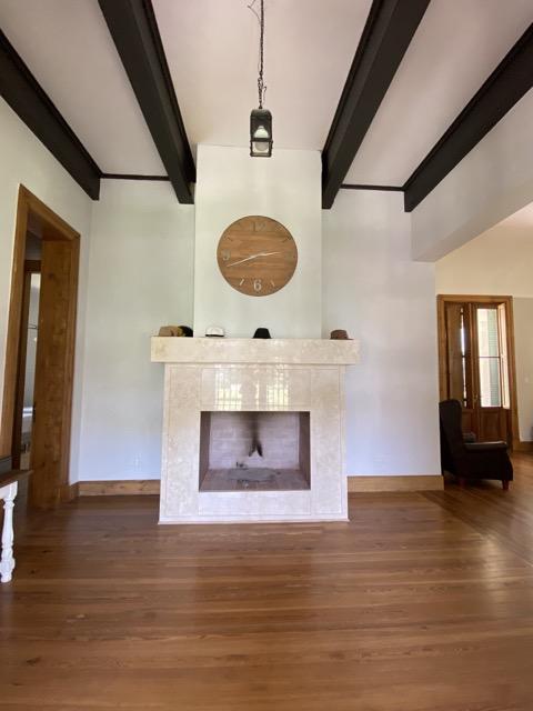 Living con chimenea y vigas de madera 13