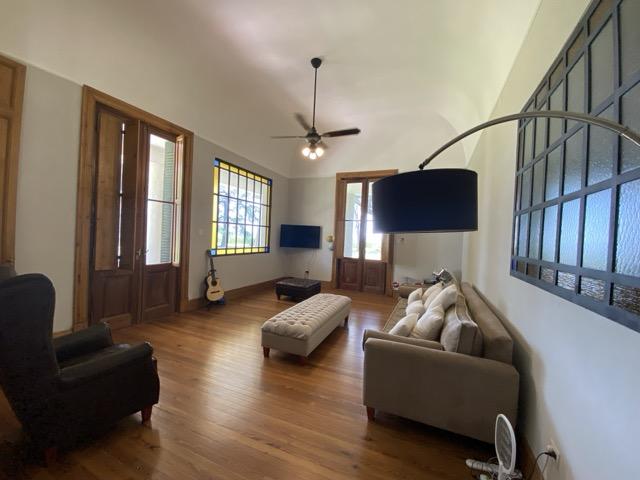 Living principal con vitraux y muebles 14