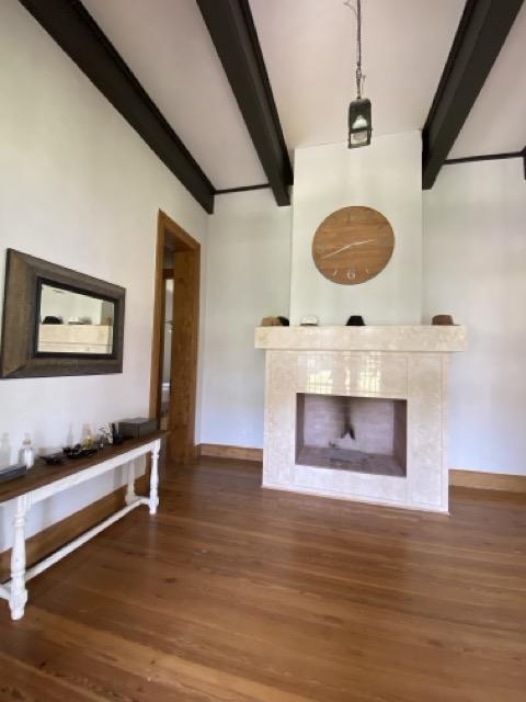 Otro ángulo del living con chimenea y espejo 17