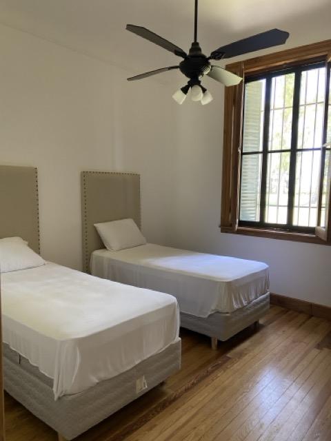 Dormitorio con dos camas individuales 18