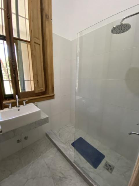Baño con ducha y mampara de vidrio 20