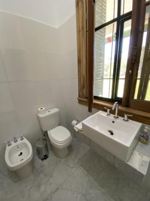 Baño con inodoro y bidet 21