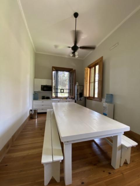 Comedor con mesa larga y bancos 5