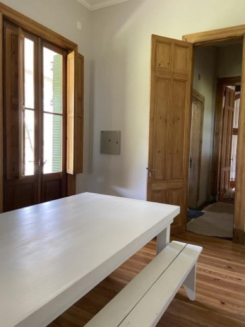 Interior con mesa y banco de madera 22