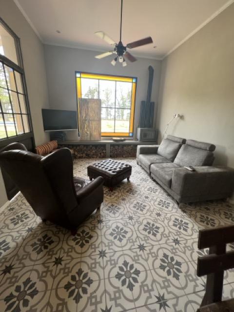 Living con sillones y piso de mosaicos 23